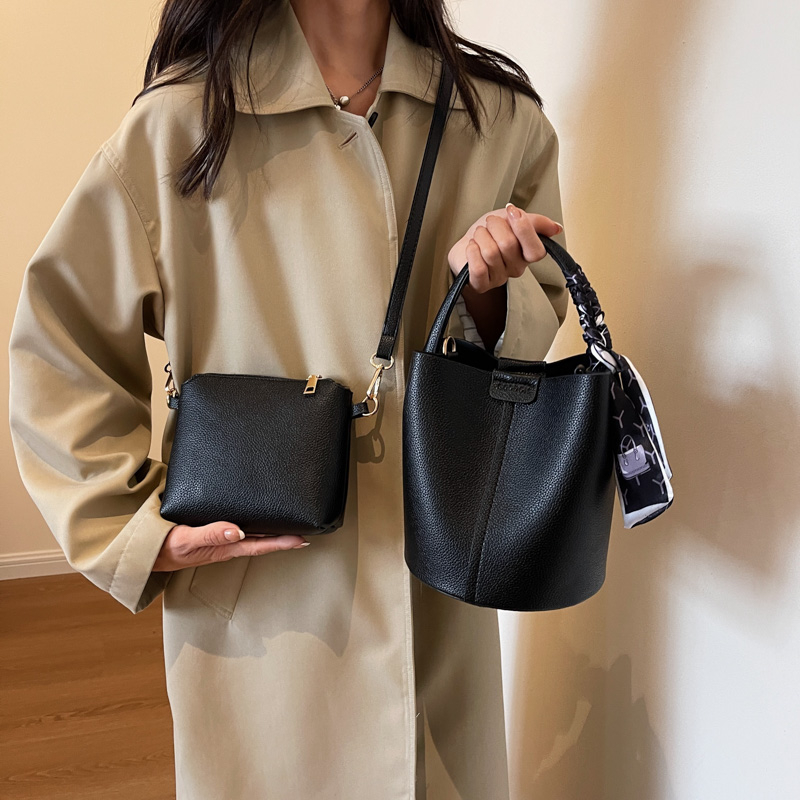 Red PU Bucket Shoulder and Cro - Luxury Bags On Sales 评论和价格